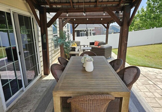 Building Photo - 3700 SF 4/4 Available Now!