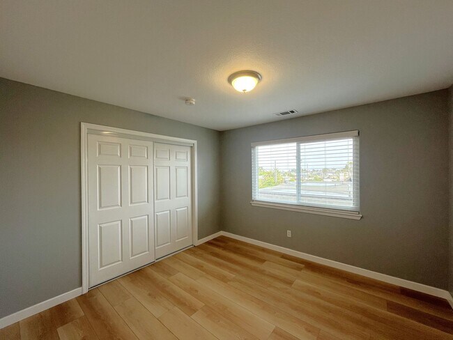 Building Photo - Beautifully Renovated Upstairs unit w/View...