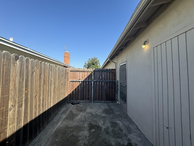 Building Photo - 4133 Kenmore Dr S