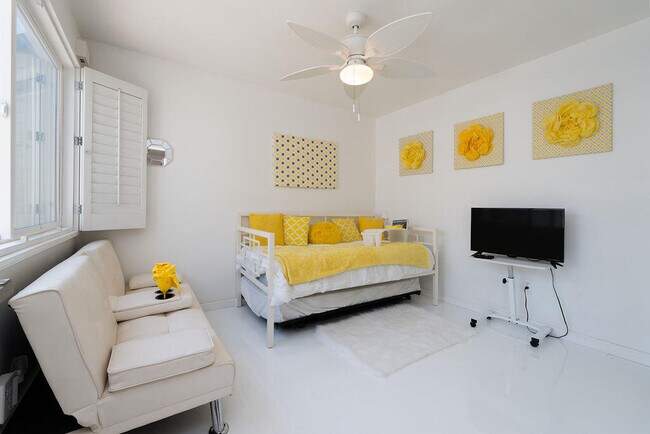 Building Photo - 689 N Majorca Cir