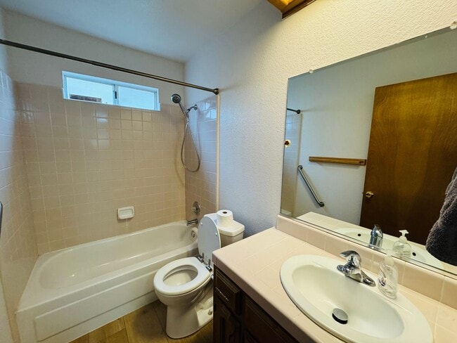 Building Photo - Charming 3 Bedroom 2 Bath Home for Rent in the Ranchwood Estates