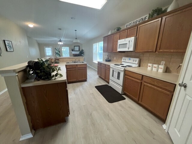 Building Photo - TOTALLY UPDATED & Spacious 4/2/2 in Fort Worth