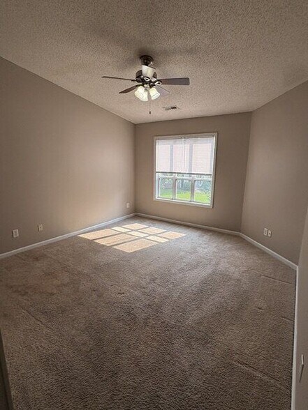 Building Photo - 120 Breezewood Dr