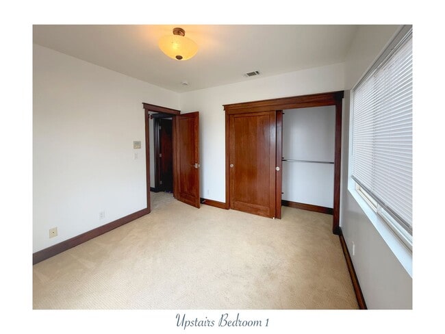 Building Photo - Pet friendly three-story townhouse-style c...