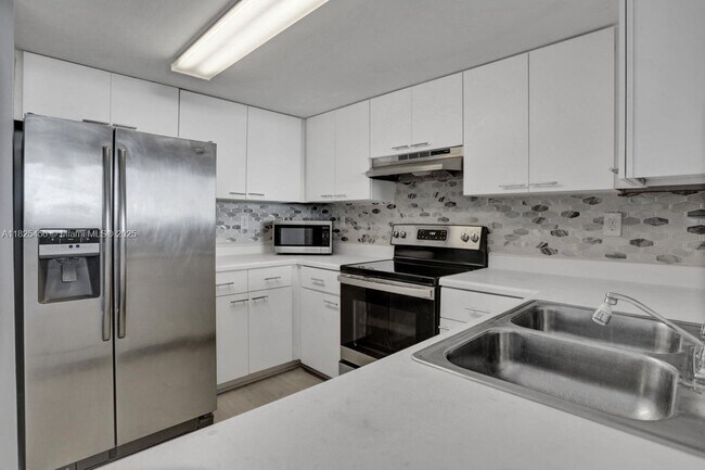 Building Photo - 3000 Coral Wy