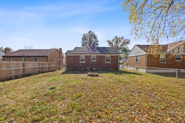 Building Photo - BRIDGETOWN - Adorable spacious 2 bed 1 bath brick ranch.