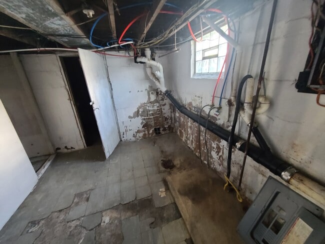 Building Photo - 41 Western Ave
