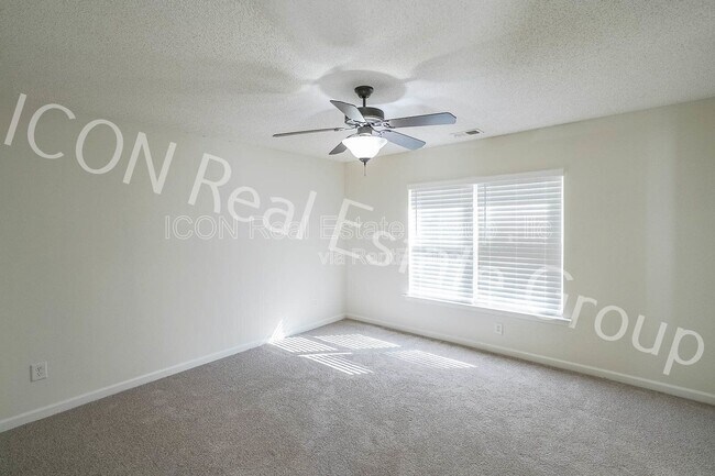 Building Photo - 467 Colonial Walk