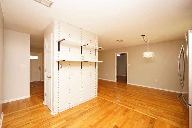 Building Photo - 4 Bedroom Home in Valparaiso- Near Eglin AFB