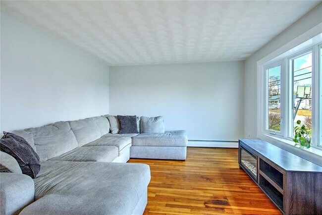 Building Photo - 138 Youngs Ave