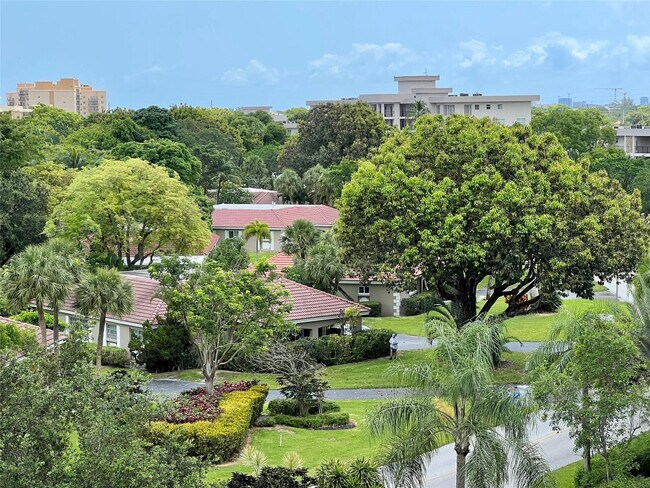 Building Photo - 3000 N Palm Aire Dr