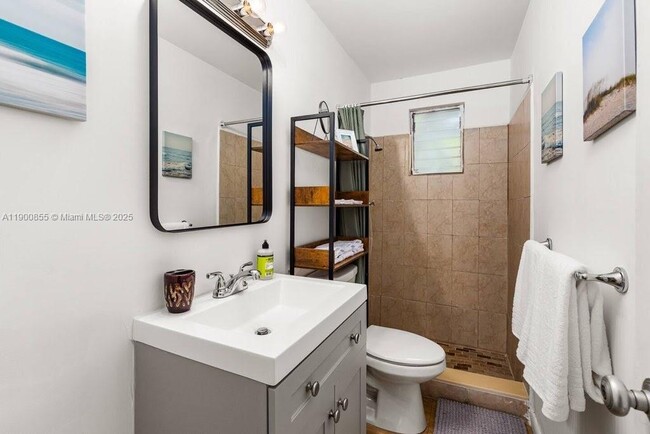 Building Photo - 618 NE 8th Ave