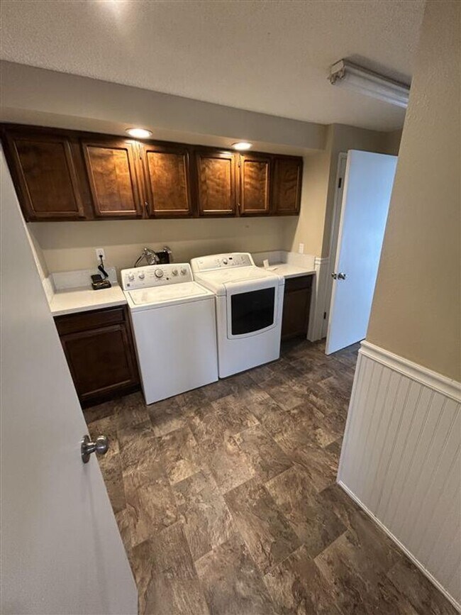 Building Photo - 209 E 3rd St