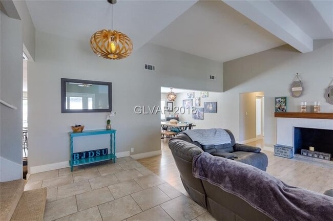 Building Photo - 6BD/5BA!! POOL/SPA!!