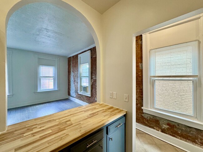 Building Photo - 2233 Victor St