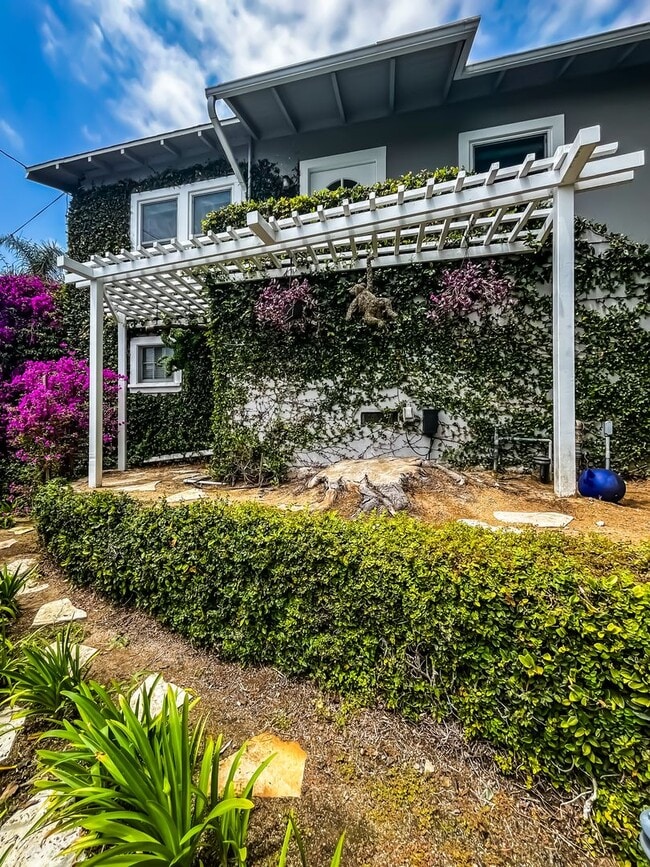 Building Photo - Unbelievable Stand-Alone 2-Bedroom House in Prime West Hollywood Hills