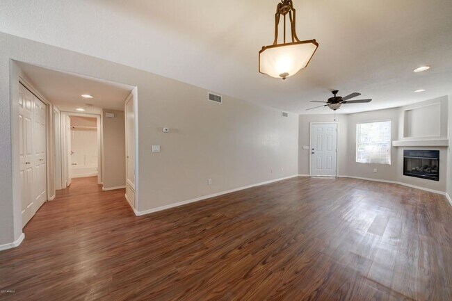 Building Photo - Great Unit - Available Now!