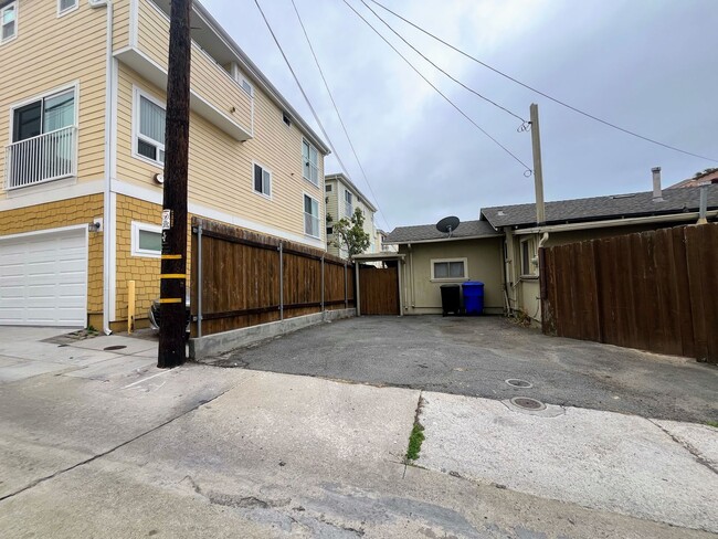 Building Photo - 2 Bedroom 1 Bath House in North Pacific Beach