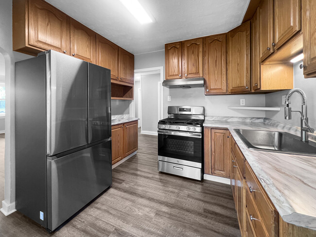 Building Photo - Spacious 6 Bedroom Home w/ Room for Everyone!