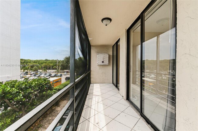Building Photo - 2821 N Miami Beach Blvd