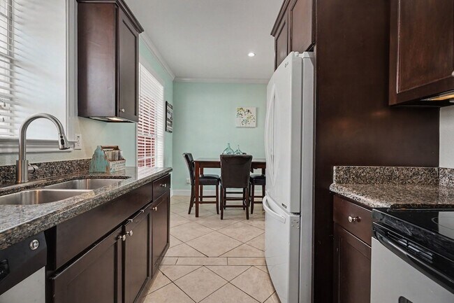 Building Photo - 7000 Seawall Blvd