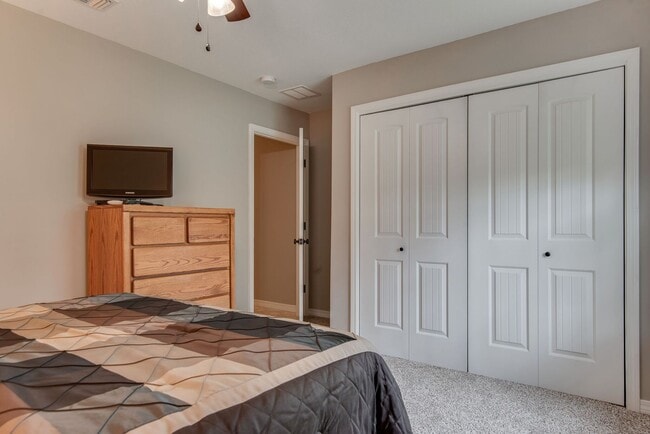 Building Photo - 4 BEDROOMS IN NAVARRE!