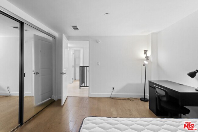 Building Photo - 10982 Roebling Ave