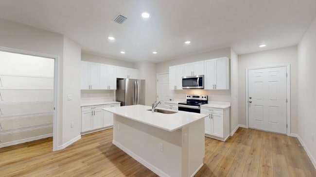 Building Photo - Elegant 3-Bed Townhouse on Hillock Blvd, Haines City!