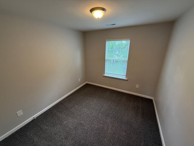 Building Photo - Beautiful Townhome in the steel creek area!