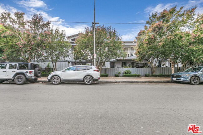 Building Photo - 5447 Zelzah Ave