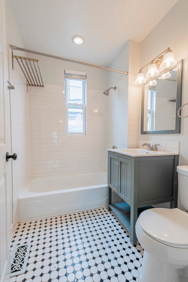 Building Photo - 1709 W Barry Ave