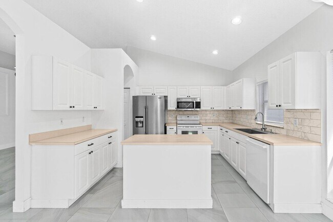 Building Photo - 7589 Colony Lake Dr