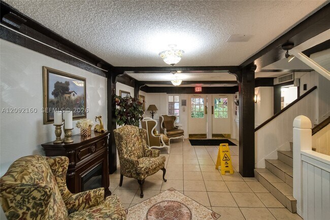 Building Photo - 3670 Inverrary Dr