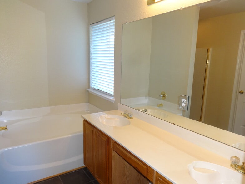 Building Photo - 1205 Rio Bravo Dr