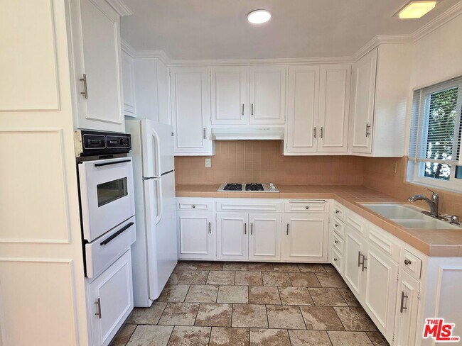 Building Photo - 1438 S Barrington Ave