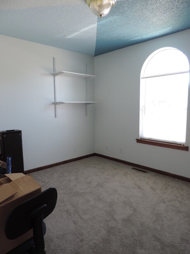 Building Photo - 704 Brookside Dr