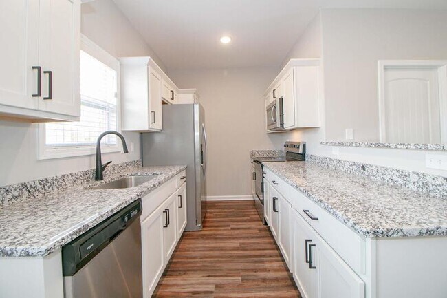 Building Photo - 1115-E4 Hillwood Dr