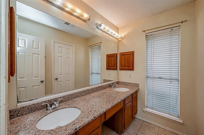 Building Photo - 1490 Hunters Park Dr