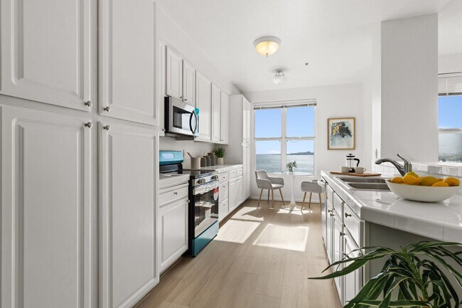 Building Photo - Epic REA - Top floor, Sweeping Views, 3 BR...