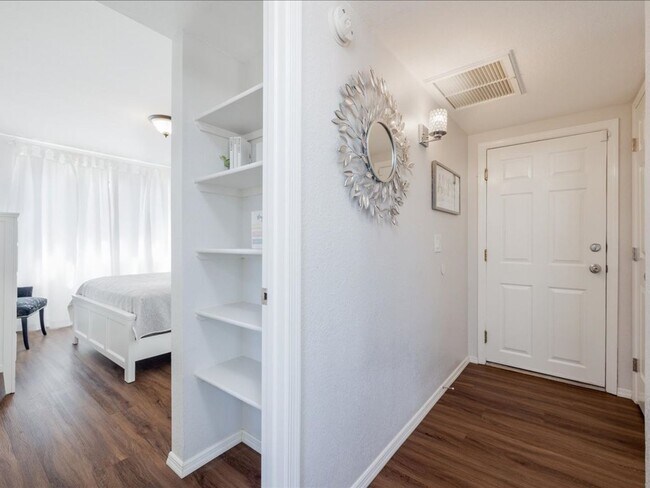 Building Photo - 1 Bedroom 1 Bathroom FULLY FURNISHED! COMM...