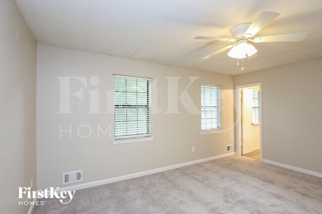 Building Photo - 3800 Charlotte Dr