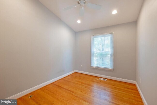Building Photo - 215 Lynn Manor Dr