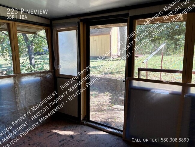 Building Photo - 223 Pineview-