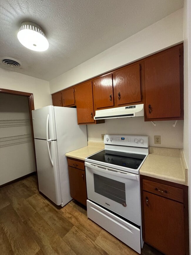 Building Photo - Apartment for Rent - Exclusive Leasing Special