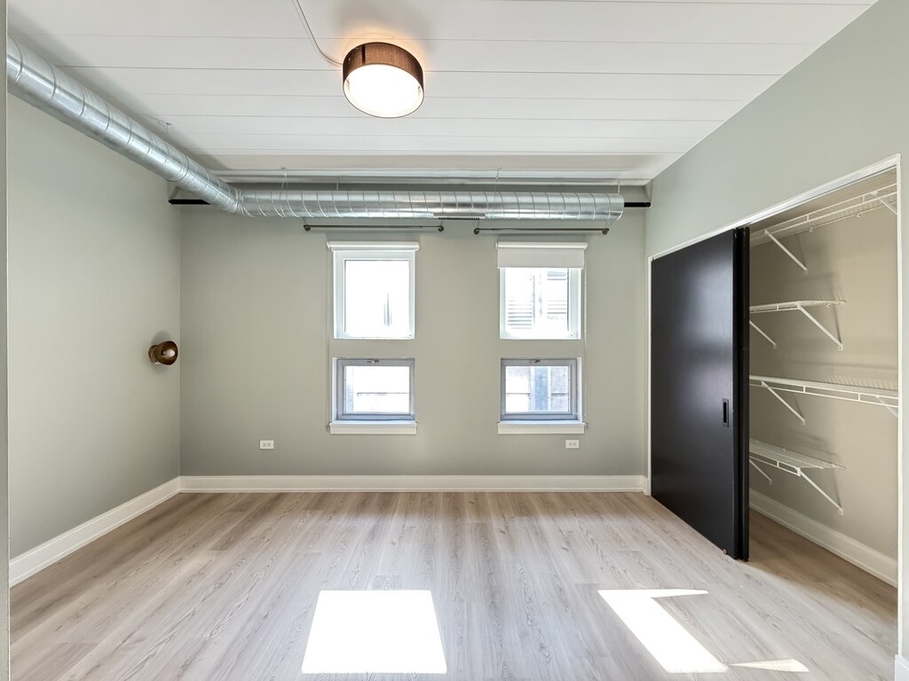 Building Photo - 941 W Belmont Ave