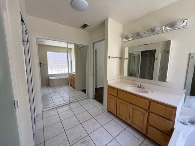 Building Photo - Occupied Do Not Disturb Tenant 3 Bedroom Plus Den & 2 Bath home Contact Property Pros Property Ma...