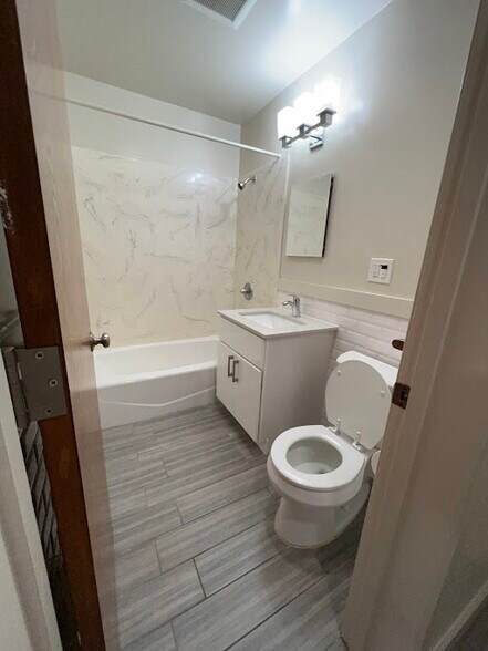 Building Photo - 2398 Parker St