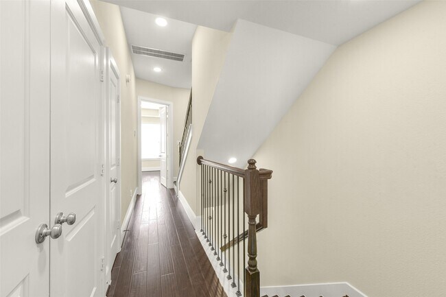 Building Photo - 734 N Shepherd Dr
