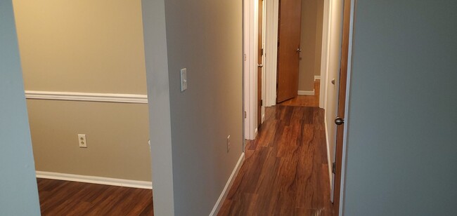 Building Photo - 3 bd, 1 ba house, N Columbia, new paint, f...