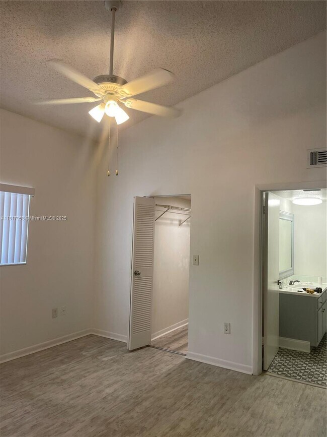 Building Photo - 2550 SW 18th Terrace